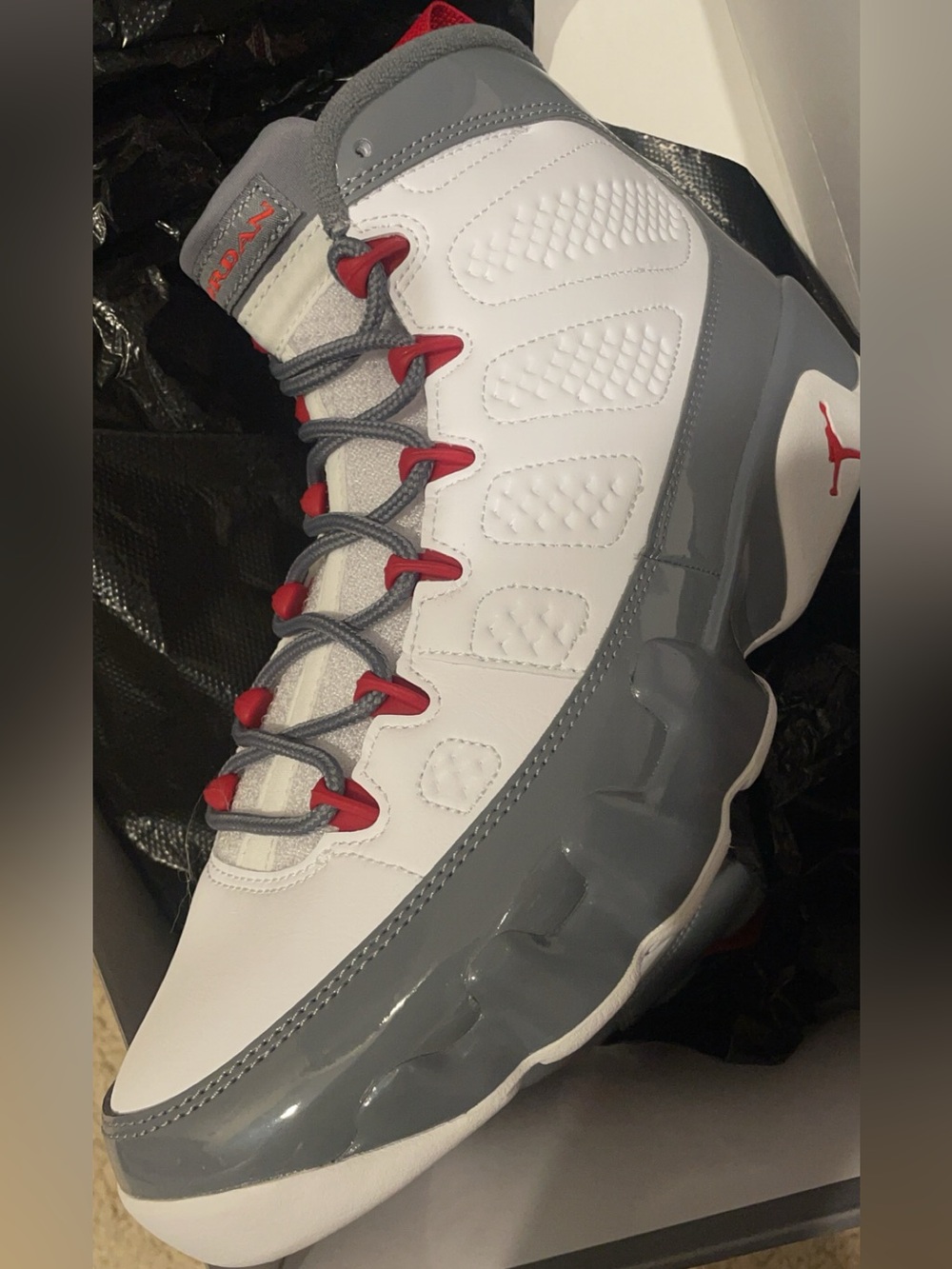 Jordan 9 Retro
Fire Red